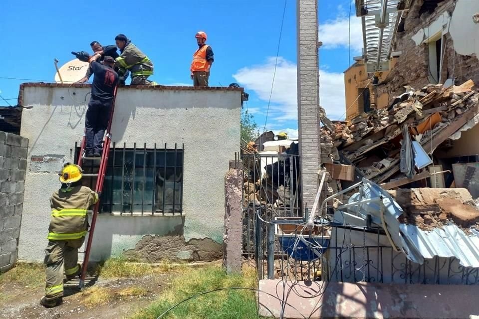 Una vivienda construida con muros de adobe y techumbre de madera colapsó parcialmente.