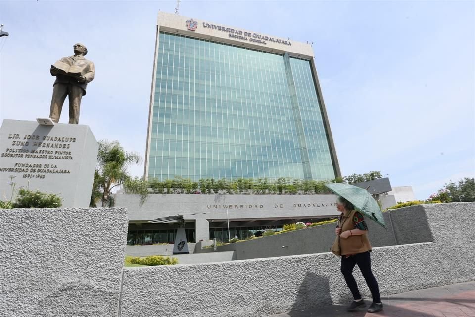 Alistan libro para conmemorar los 100 años de la refundación de la UdeG e invitan a la comunidad universitaria a colaborar.