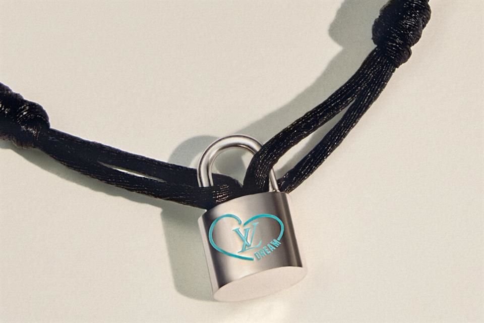 La palabra DREAM es escrita en el pequeño candado de los accesorios de la colección completando la forma de corazón en tono azul claro.
