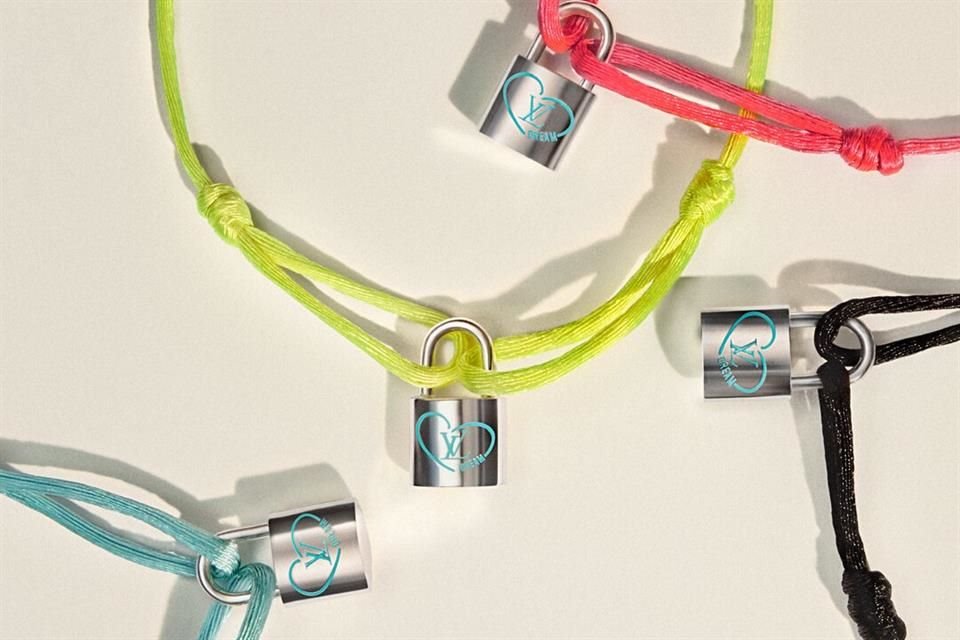 La colección 'Silver Lockit' incluirá un pendiente, una pulsera y un collar. Tanto la pulsera de cordón como el collar, se encuentran disponible en cuatro colores: amarillo, azul, rosa y negro.