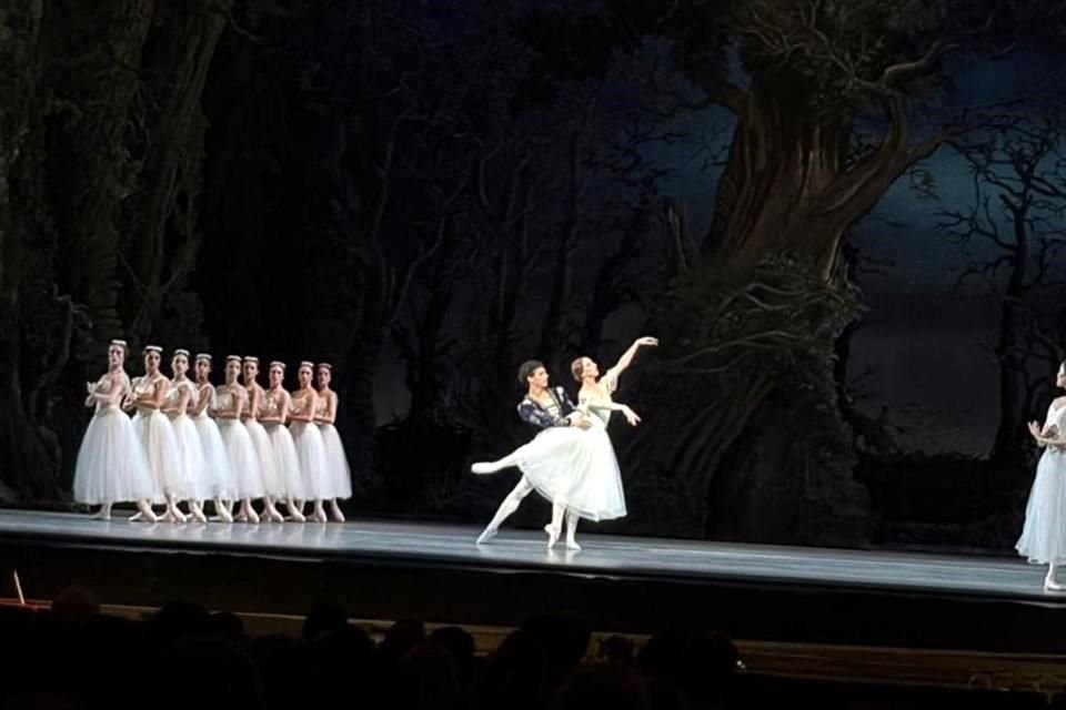 El bailarín tapatío Isaac Hernández debuto con el American Ballet Theatre en la Metropolitan Opera House de NY con el ballet 'Giselle'.