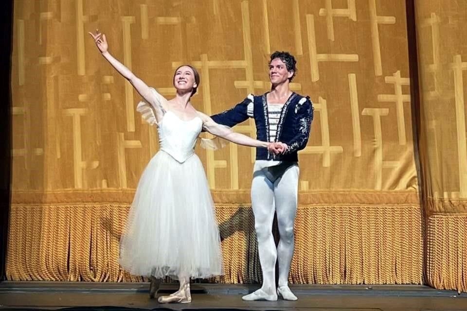 Hernández compartió escenario con la primera bailarina del ABT Isabella Boylston.