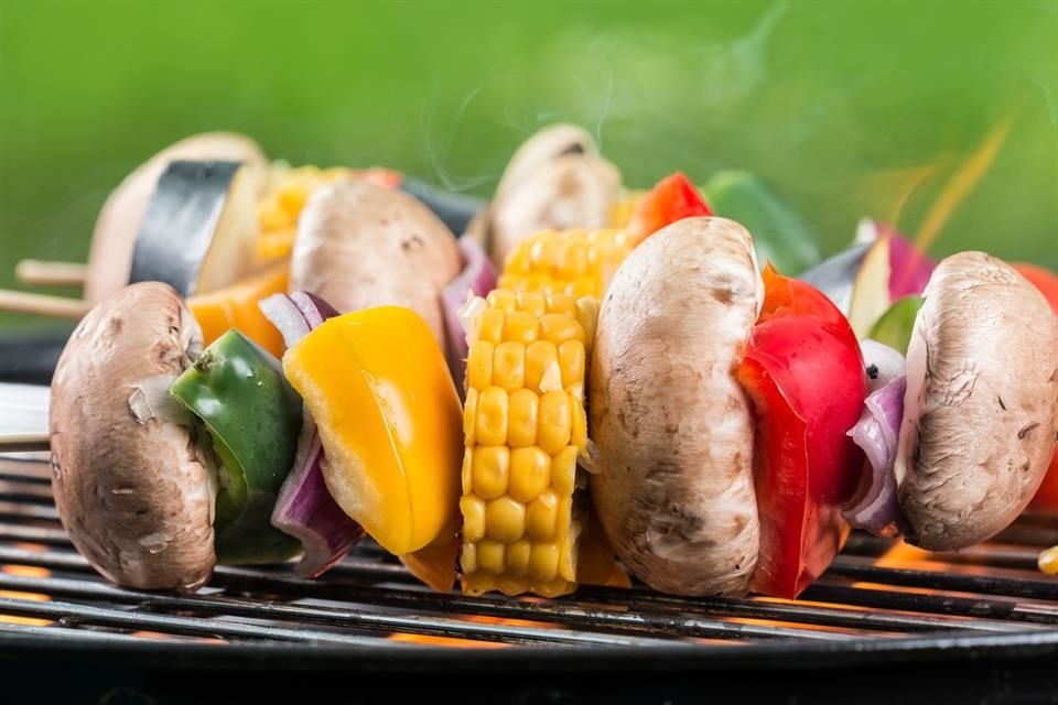 Vegetales como pimientos, cebolla, champiñones son ideales para el asado.