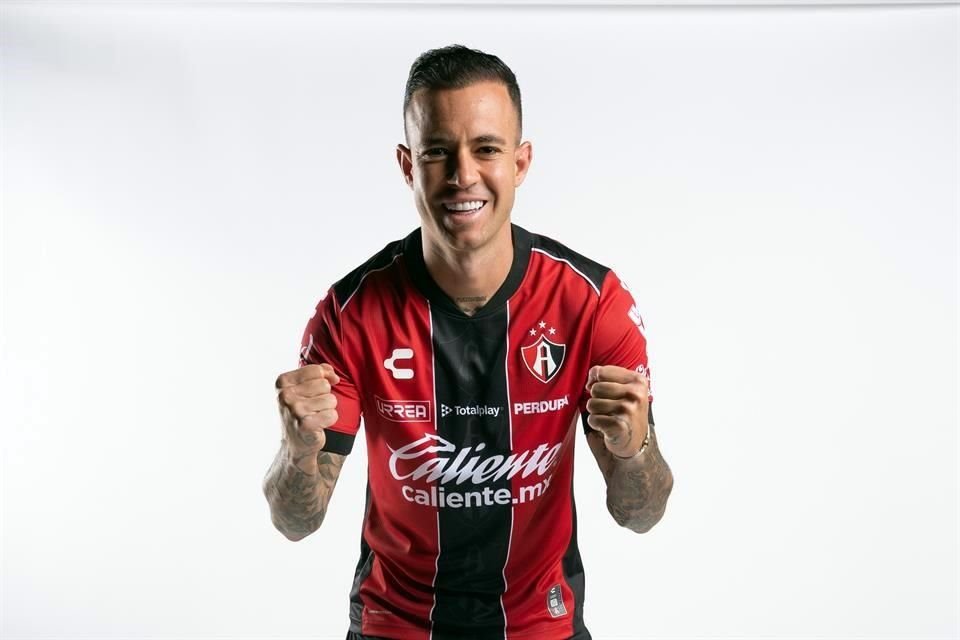 Gustavo Ferrareis ya posó con el nuevo jersey de los Rojinegros del Atlas.