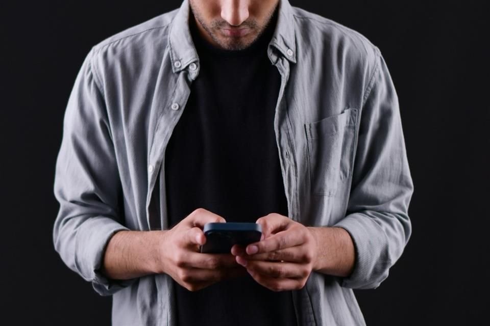 El reto no es desconectar a los adolescentes de internet, sino enseñarles a navegar con responsabilidad sin poner en riesgo su salud física y mental.