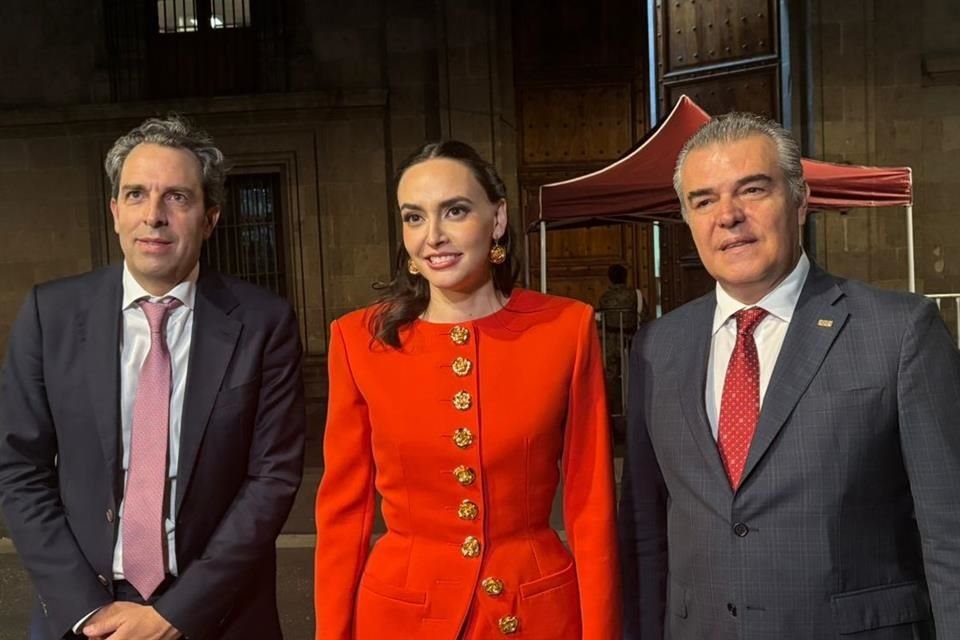 En la reunión estuvo presente la coordinadora del Consejo Asesor Empresarial, Altagracia Gómez, así como Francisco Cervantes (derecha), presidente del Consejo Coordinador Empresarial.