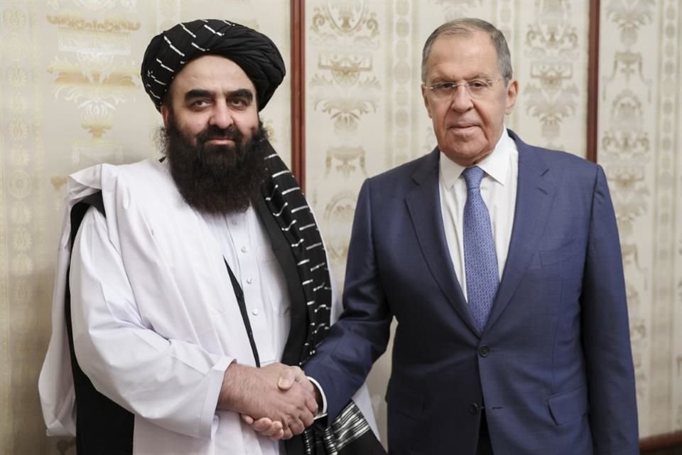 El Ministro de exteriores ruso Serguéi Lavrov con el Ministro interino de relaciones exteriores del Talibán afgano Amir Khan Muttaqi, en Moscú.