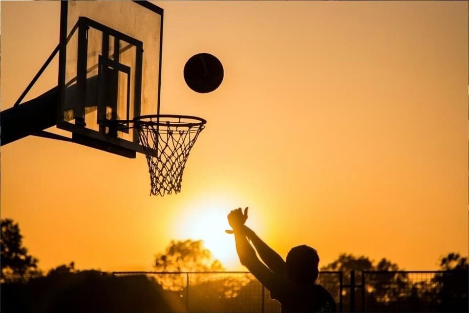 El basquetbol es una gran opción para ejercitarse.