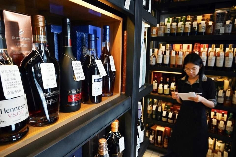 Las exportaciones mensuales de coñac a China, el mercado más valioso del mundo para esta bebida espirituosa, han caído hasta un 70% debido a la disputa comercial.