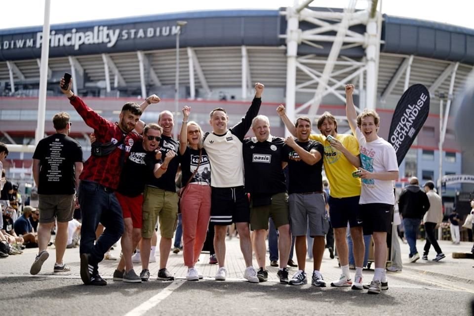 Miles de fans de Oasis celebrarán el regreso de la banda en Cardiff, donde arrancará su gira mundial tras 15 años de separación.
