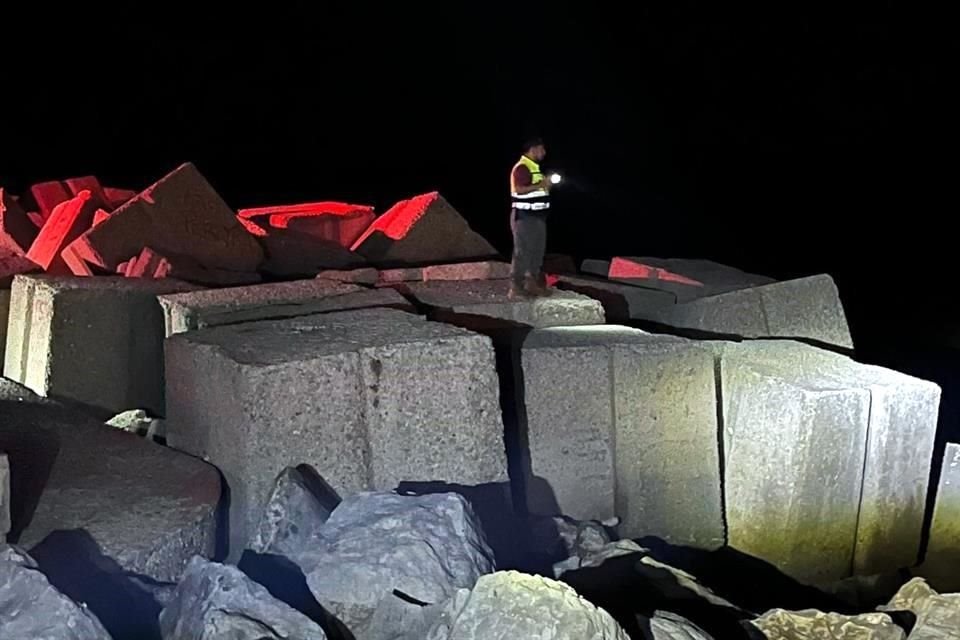 Autoridades buscan desde anoche a un hombre que se lanzó al Río Pánuco desde las Escolleras, en la zona de Playa Miramar.