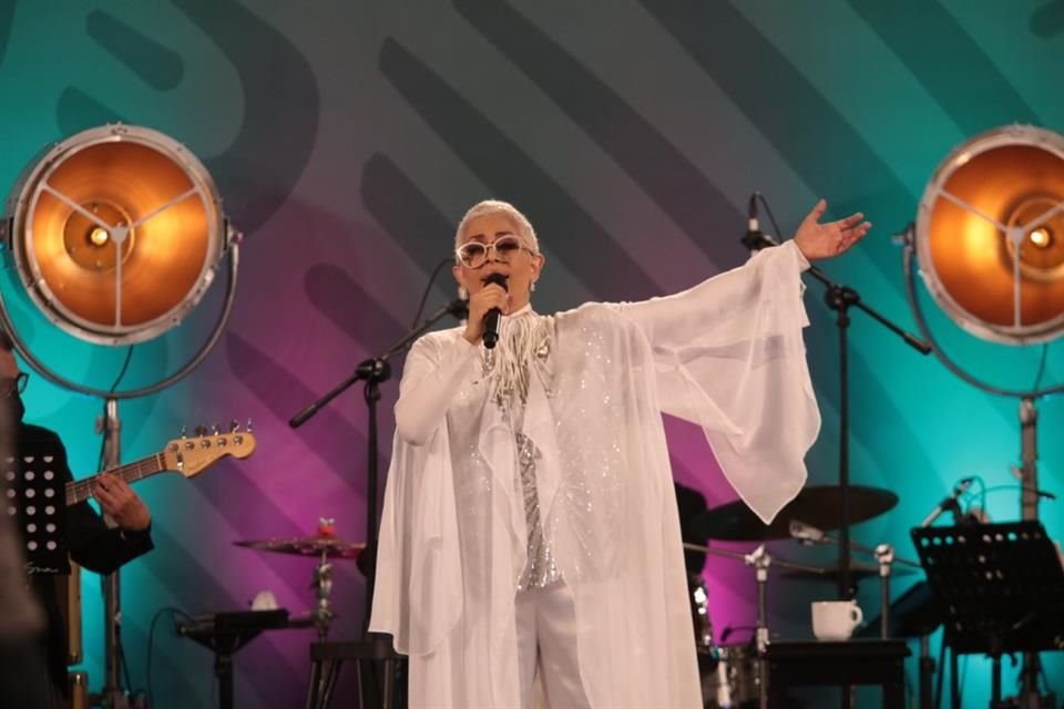 La cantante mexicana Eugenia León se sometió a una cirugía de columna vertebral; confía en recuperarse pronto para volver a los escenarios.