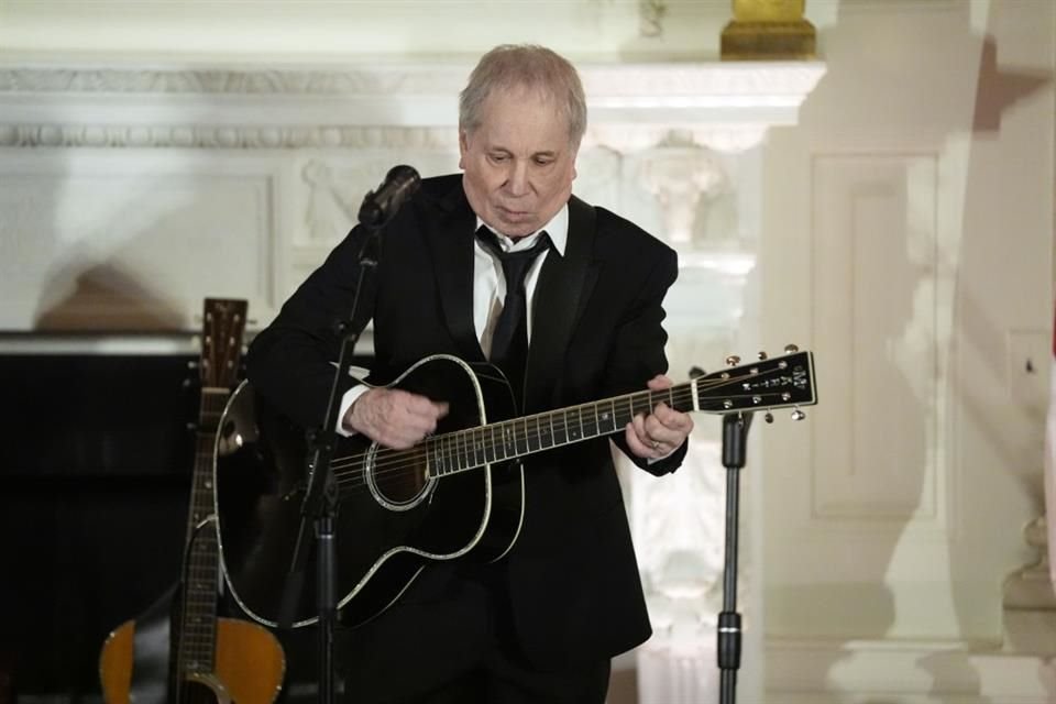 El equipo del cantante informó el pasado 3 de julio que el procedimiento salió 'como se esperaba' y que Simon ya se encuentra en proceso de recuperación.
