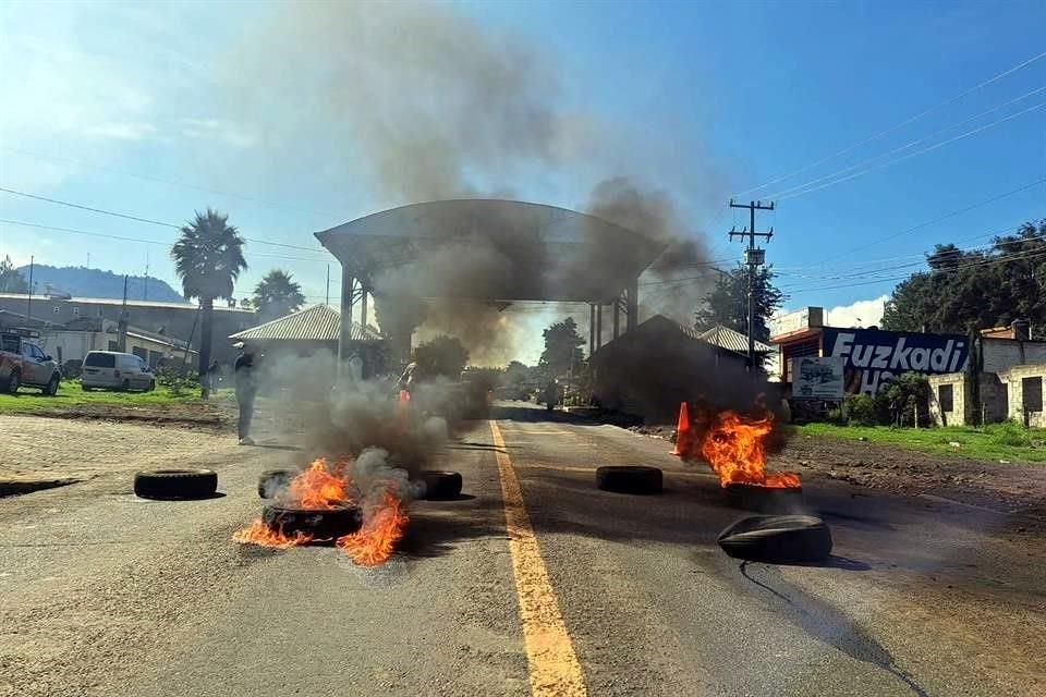 Los habitantes quemaron llantas en el acceso al Municipio de Cherán.