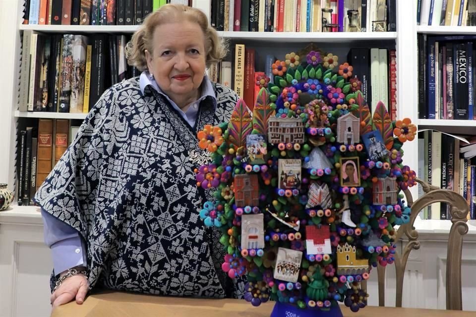 Cándida Fernández obok drzewa życia autorstwa rzemieślnika z Metepec Óscara Soteno, które przedstawia owoce zebrane przez byłego dyrektora Banamex Cultural Development.