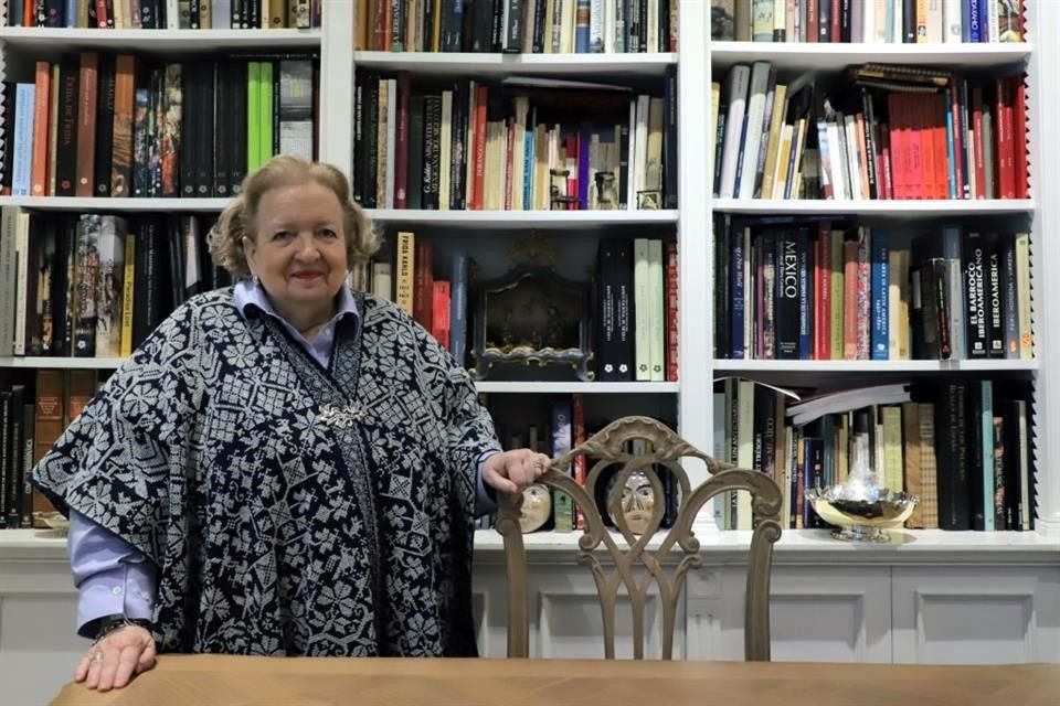 Miłośniczka sztuki ludowej, Cándida Fernández, również ją nosi: na tym zdjęciu prezentuje pelerynę z Hueyapan w Puebli, utkaną na krośnie tkackim, farbowaną indygo i haftowaną krzyżykiem, którą uzupełnia broszką z Cusco w Peru.