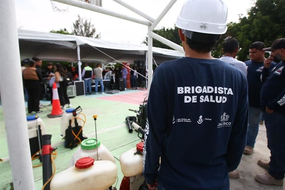 Brigadistas identifican y eliminan recipientes que acumulen agua, además, aplican larvicida en depósitos que no pueden ser vaciados.