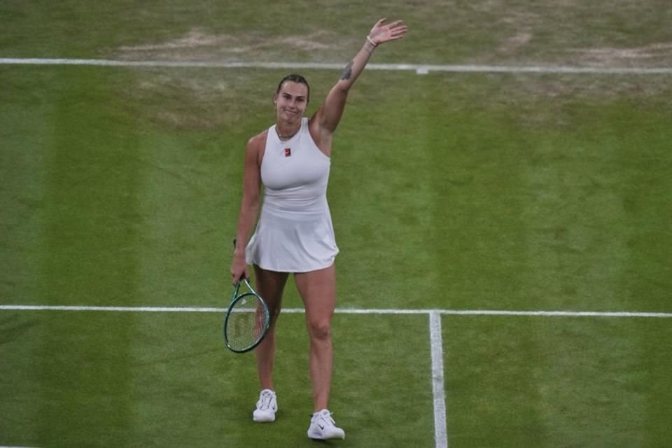 Sabalenka agradeció el apoyo del público en el césped inglés.