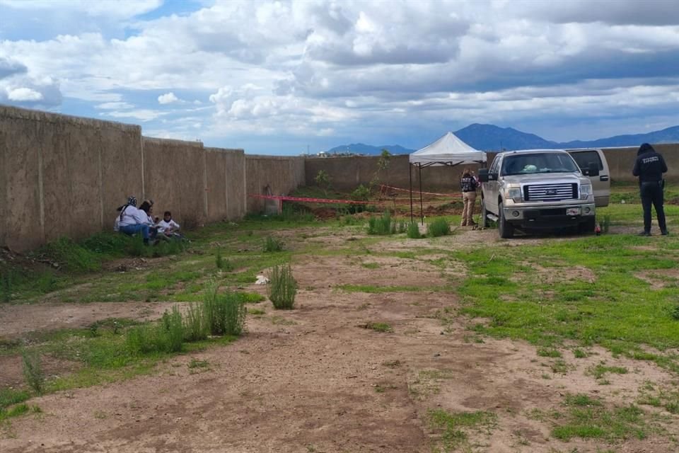 El viernes sacaron 5 bolsas y se observan otras 8 que no han sido removidas porque faltaban cinchos para llevarlas a las instalaciones del Instituto Jalisciense de Ciencias Forenses.