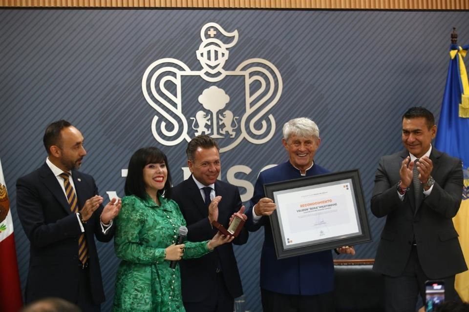 Bora Milutinovic recibe reconocimiento de parte de Pablo Lemus.