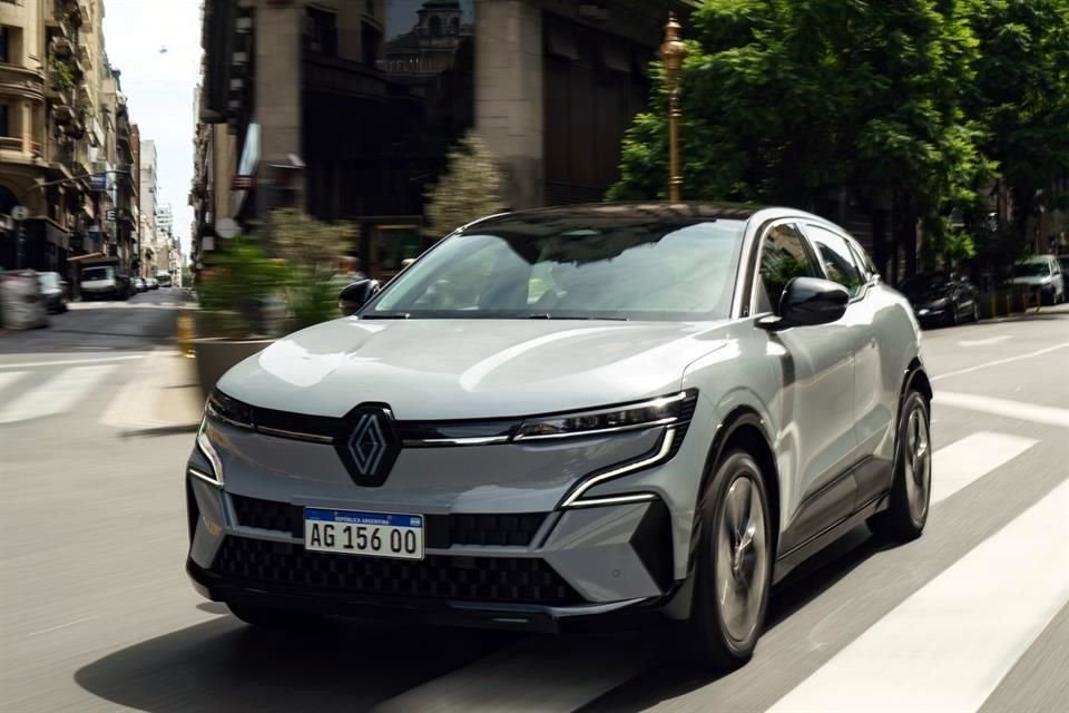 1903 yılında Renault kendi motorlarını üretmeye başladı.