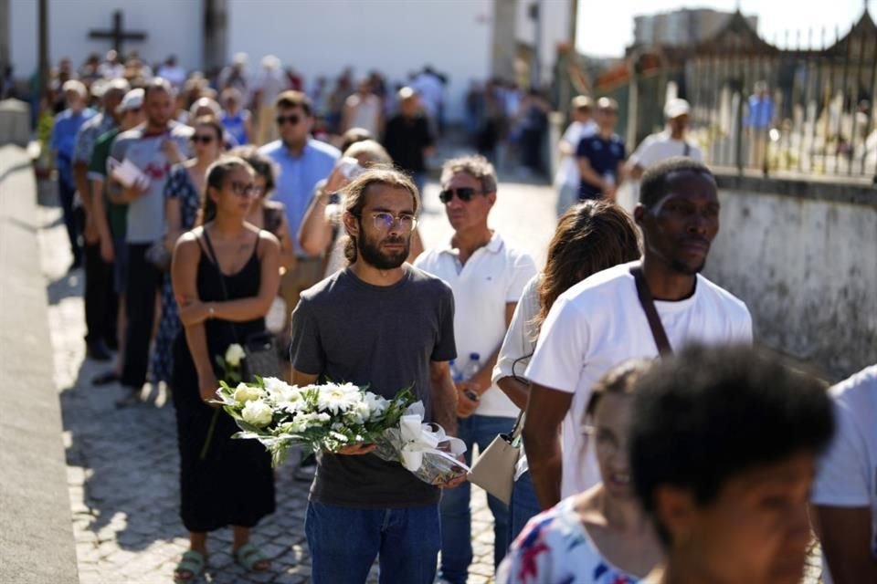Decenas de personas quisieron darle el último adiós a Jota.