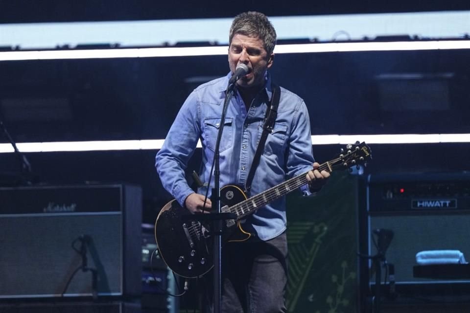 Noel Gallagher durante el primer concierto de la banda Oasis en Cardiff, Gales.