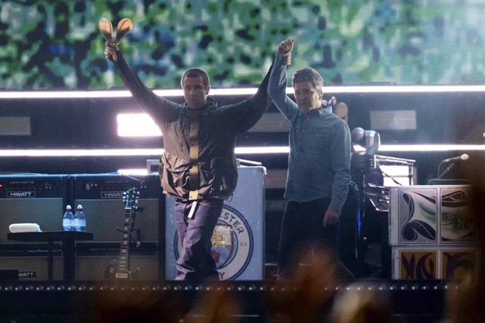 La emblemática banda de britpop Oasis inició este viernes en la ciudad galesa de Cardiff su esperada gira de regreso, con 41 conciertos por todo el mundo, más de 15 años después de su separación.