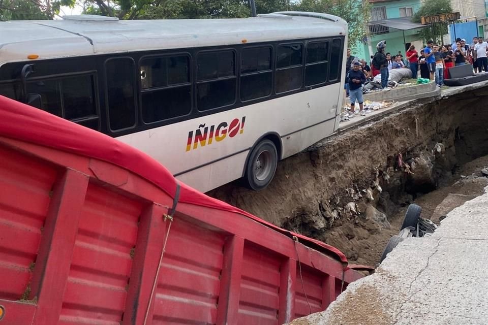 Colapso de la cinta asfáltica con 3 metros de profundidad.