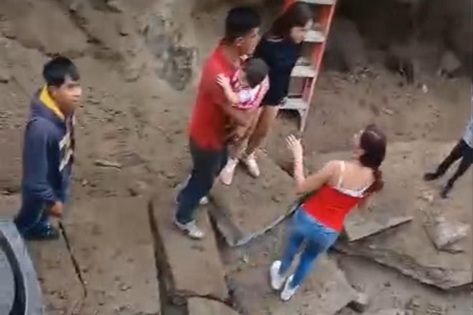 Entre las víctimas del accidente está un bebé de un año que fue sacado por las personas que bajaron a apoyar a los heridos.