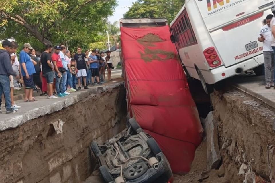 El hundimiento ocurrió en el cruce con la Calle Sidón, en la Colonia El Bethel, en Guadalajara.