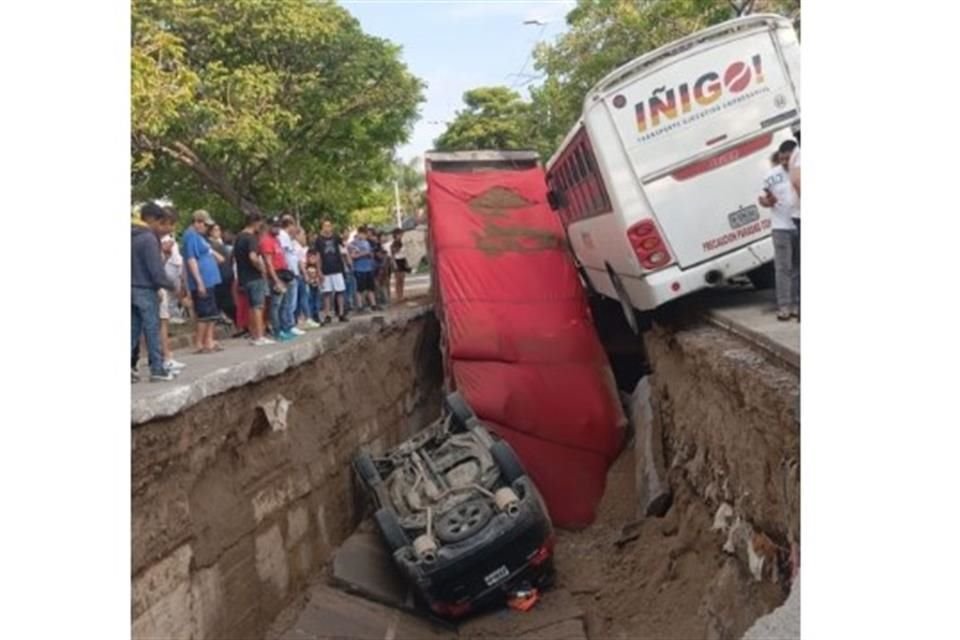 Tres personas resultaron heridas tras la caída de varios vehículos en un enorme socavón sobre la Avenida Malecón, en Guadalajara.