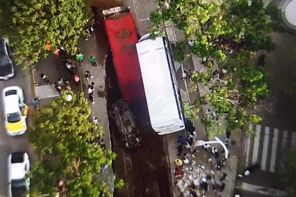 Tres personas resultaron heridas tras la caída de varios vehículos en un enorme socavón sobre la Avenida Malecón, en Guadalajara.