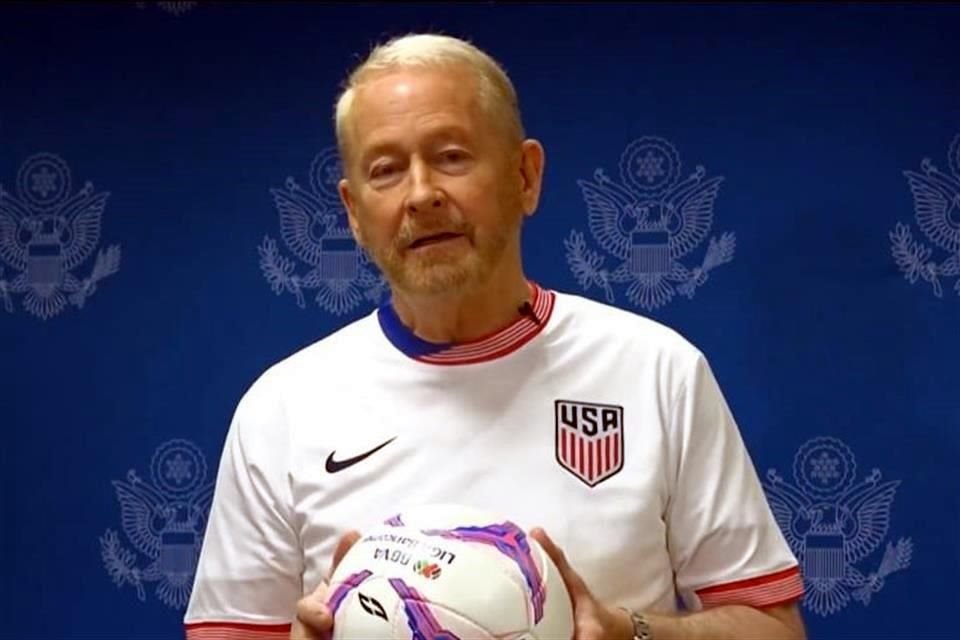 Ronald Johnson, Embajador de EU en México, retó al Canciller De la Fuente a retratarse con la camiseta de su país si México pierde la final de la Copa Oro, y viceversa si su país pierde.