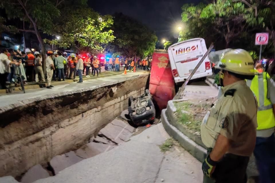 Tres vehículos cayeron a un hundimiento del pavimento en la Colonia El Bethel.