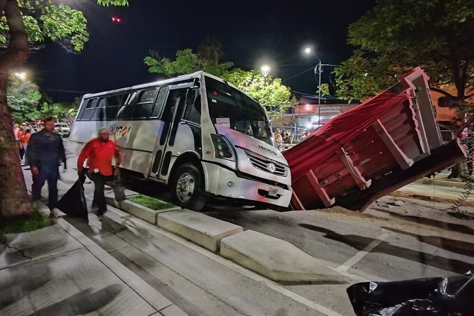 Tres vehículos cayeron en un enorme socavón en la Colonia El Bethel, en Guadalajara.