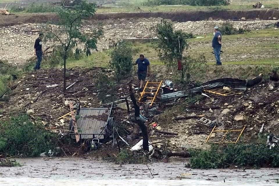 El Gobernador Greg Abbott activó la Guardia Nacional. La Secretaria de Seguridad Interna, Kristi Noem, desplegó la Guardia Costera y la Agencia Federal de Manejo de Emergencias.