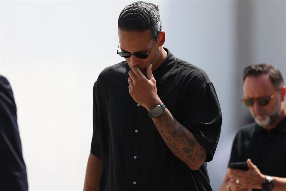 Virgil van Dijk visiblemente afectado.