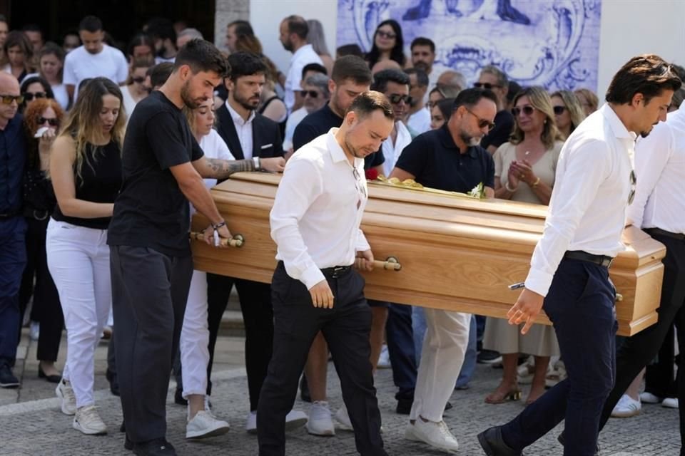 Neves formó parte del grupo que cargó el ataúd de Jota.