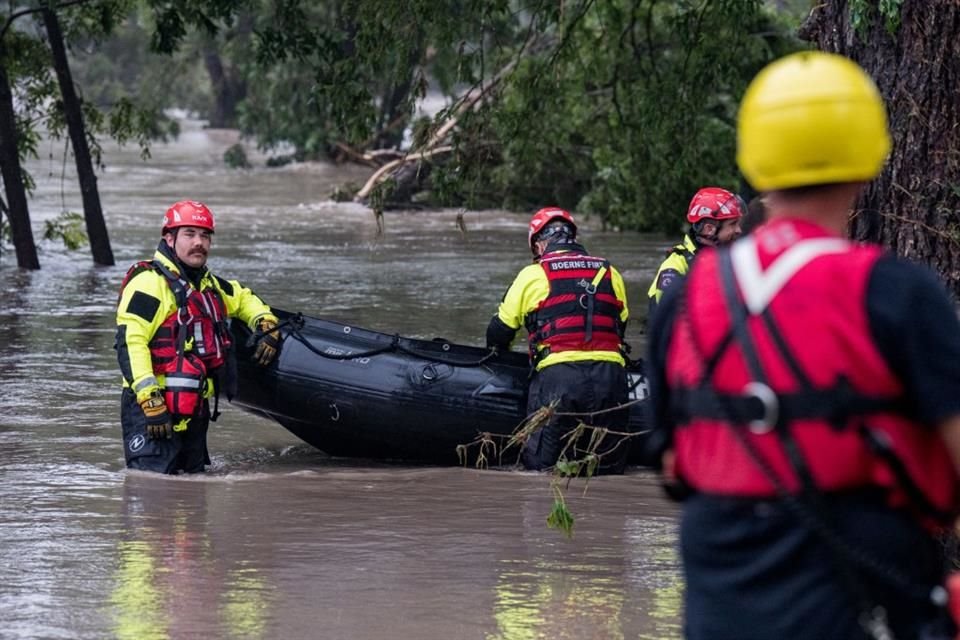 Los equipos de rescate intensificaron este sábado la búsqueda de personas.