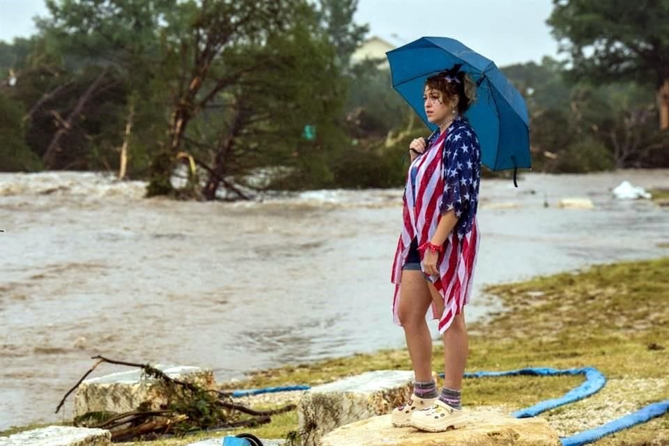 En cuestión de horas, una cantidad de lluvia equivalente a la de varios meses cayó y desbordó el Río Guadalupe.