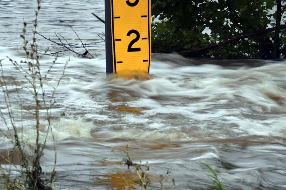 Entre la noche del jueves y la madrugada del viernes cayeron hasta 100 centímetros de intensa lluvia en el centro del Condado de Kerr.