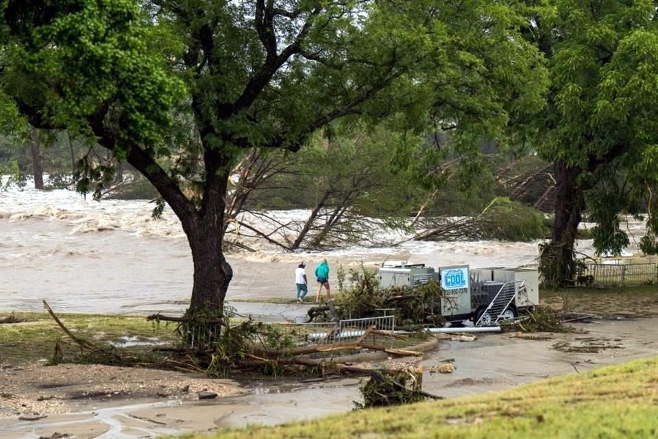 Entre las personas desaparecidas hay más de 20 niñas que asistían a un campamento de verano cristiano.