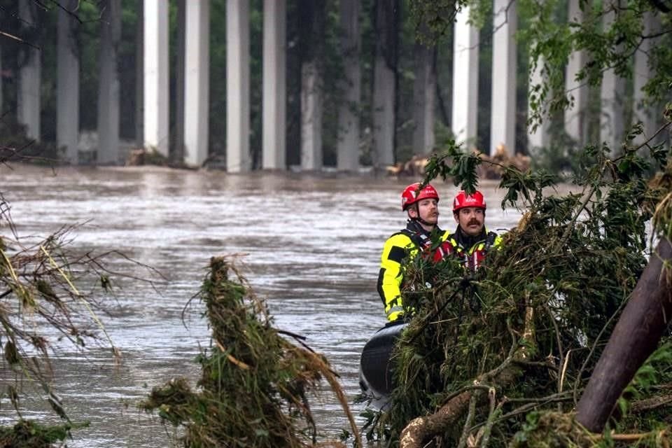 Cientos de trabajadores de los servicios de emergencia estaban buscando a las personas varadas.
