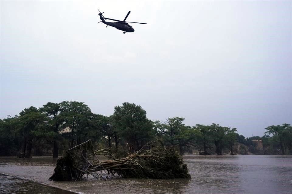 Equipos de búsqueda usaron helicópteros, botes y drones para localizar víctimas y rescatar a personas atrapadas.