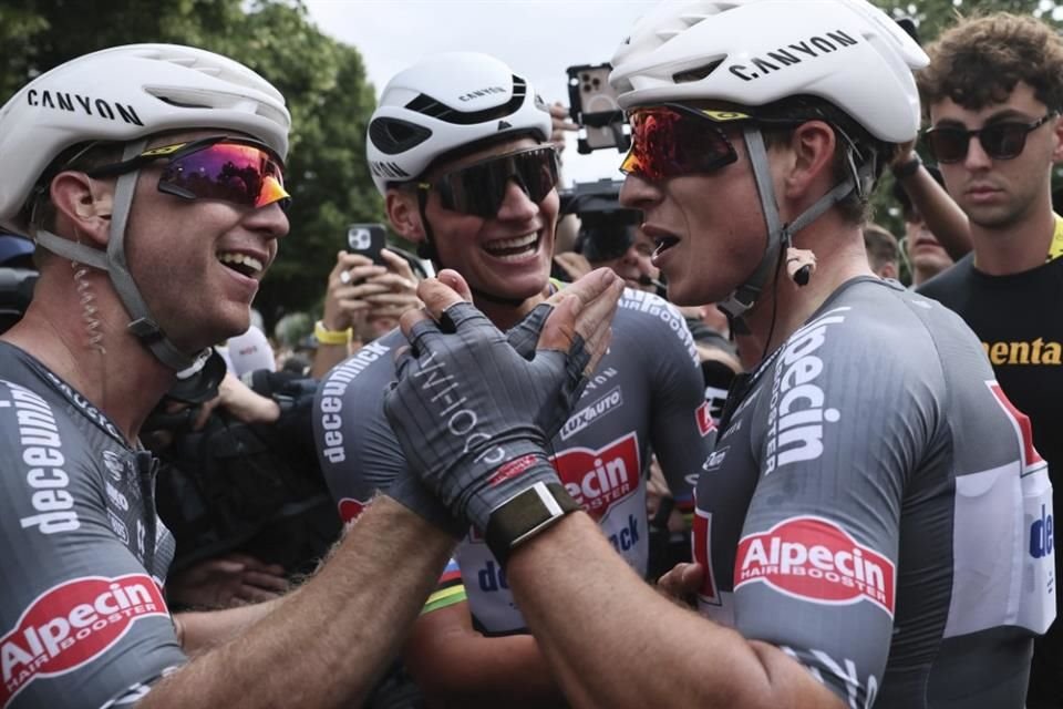 El equipo Alpecin-Deceuninck se felicita tras la victoria de Jasper.