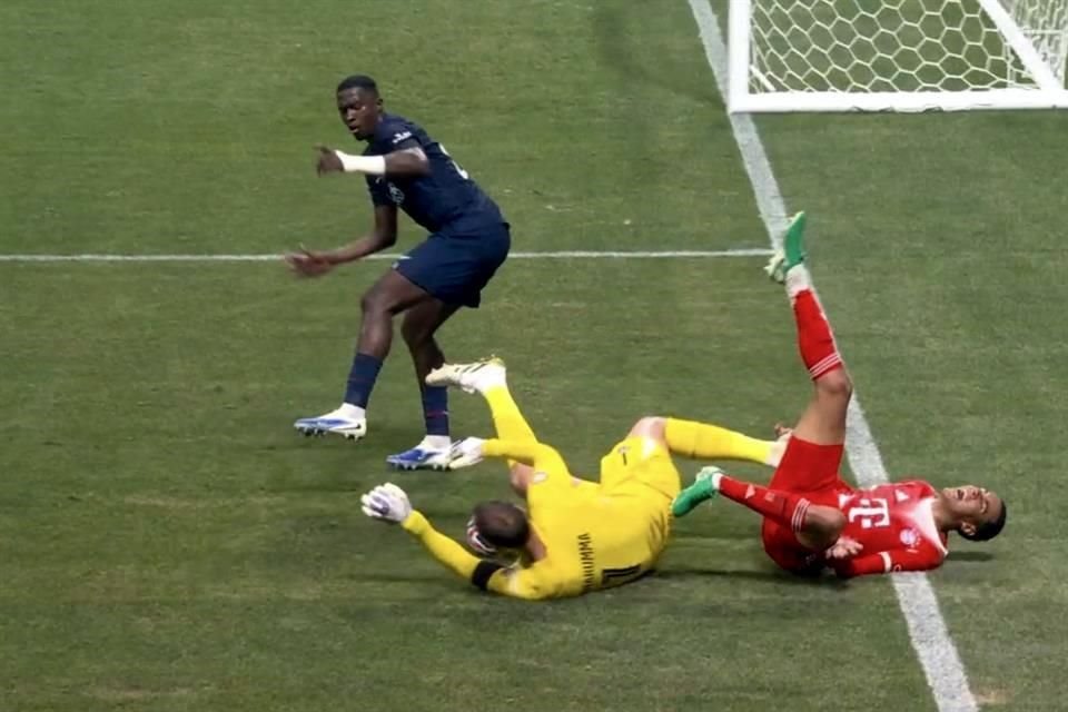 Al momento de salir por el balón, Gianluigi Donnarumma se llevó puesto sin intención a Jamal Musiala y el delantero bávaro sufrió una fuerte lesión en su tobillo izquierdo.