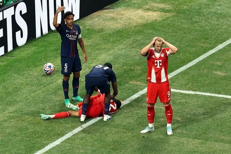 Al percatarse de la gravedad de la lesión, el árbitro dio por terminado el primer tiempo mientras los jugadores pedían la asistencia y se tomaban la cabeza.