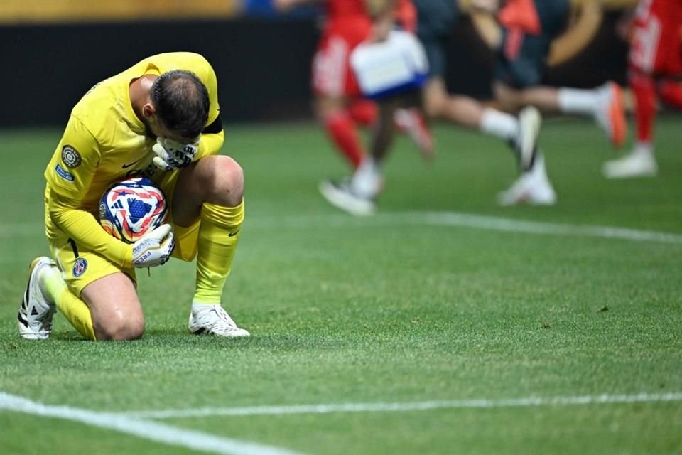 Gianluigi Donnarumma se lamenta tras ver la imagen de su rival en el campo.