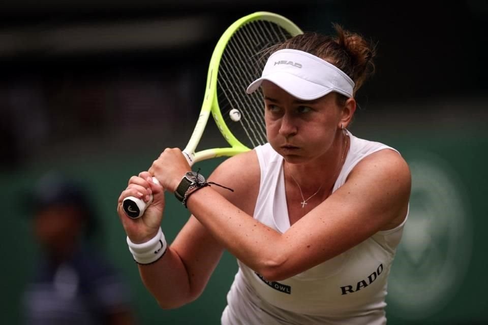 Barbora Krejcikova no pudo superar la tercera ronda de Wimbledon y cedió su corona obtenida el año pasado.